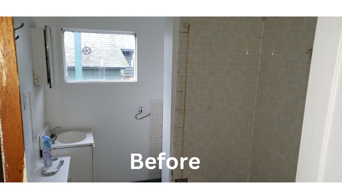 Old main bathroom before renovation in Burnaby